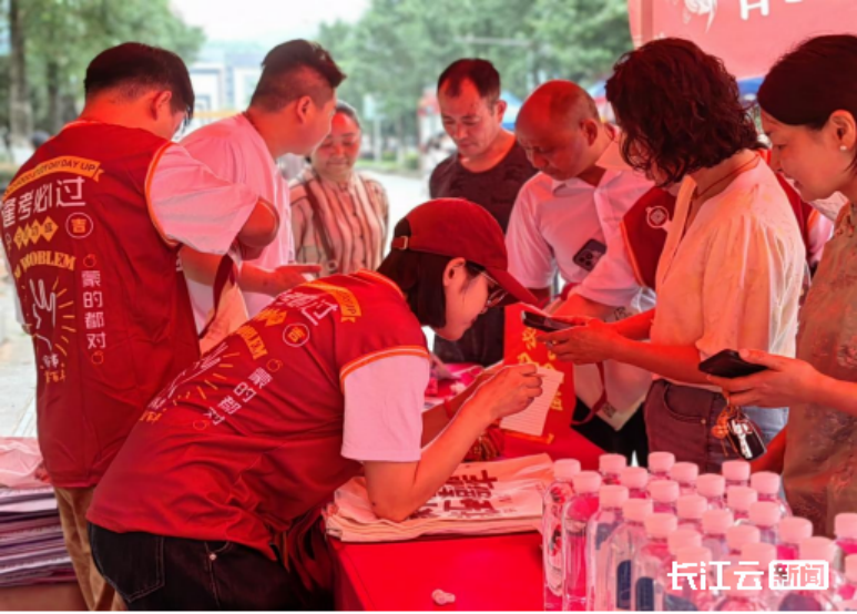 （長(zhǎng)江云）湖北省新華書(shū)店暖心護(hù)航 助力學(xué)子執(zhí)筆逐夢(mèng)279.png