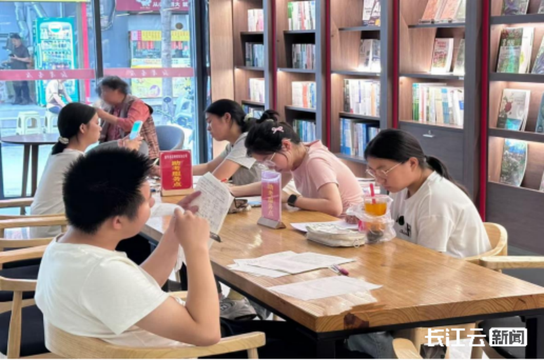 （長(zhǎng)江云）湖北省新華書(shū)店暖心護(hù)航 助力學(xué)子執(zhí)筆逐夢(mèng)792.png