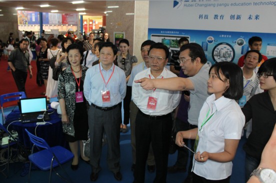 省政協(xié)涂勇副主席視察長江傳媒展廳