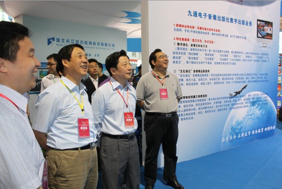 省新聞出版局張良成局長等視察長江傳媒數(shù)字出版展區(qū)
