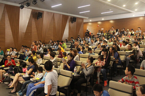 李銳《別拿村長不當(dāng)干部》簽售會(huì)現(xiàn)場